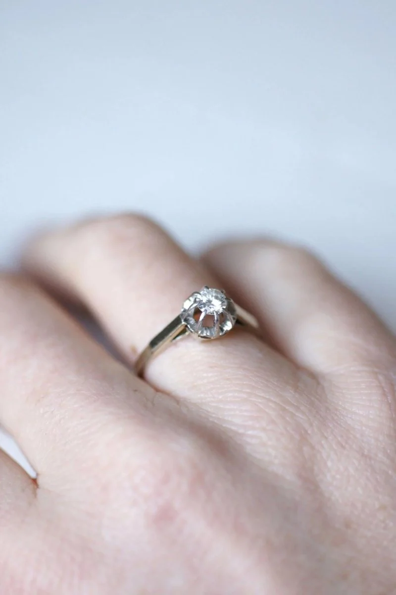 Bague solitaire en or blanc, platine, et diamant - Image 3