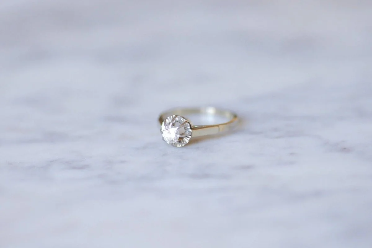 Bague solitaire en or blanc, platine, et diamant - Image 4