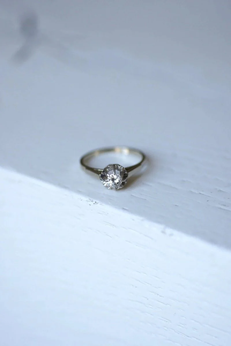 Bague solitaire en or blanc, platine, et diamant - Image 6