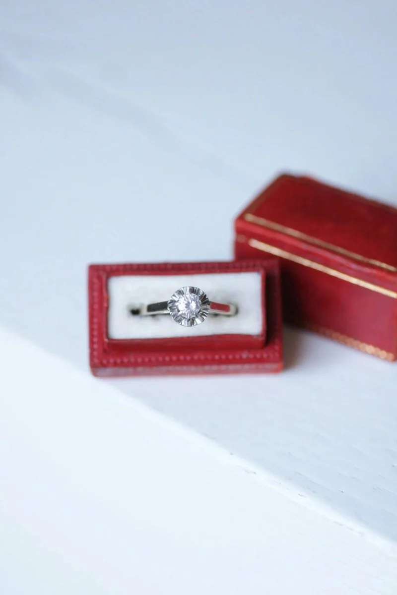 Bague solitaire en or blanc, platine, et diamant - Image 9