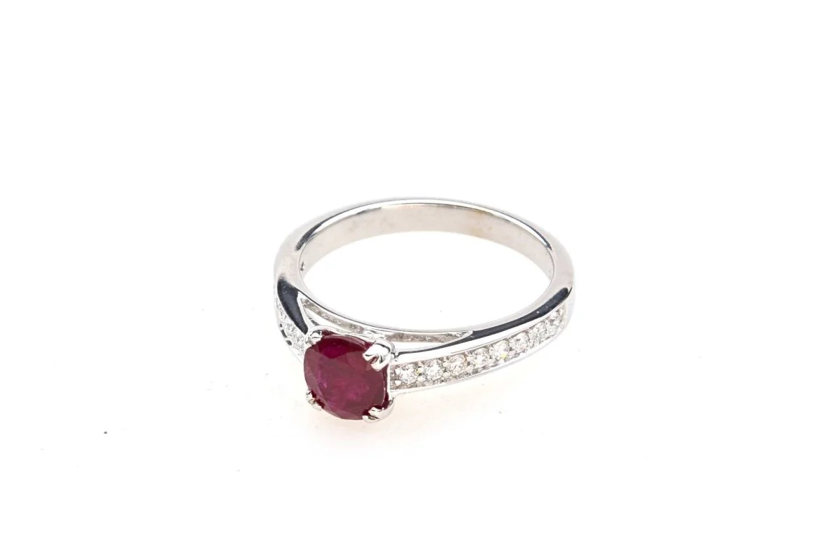 Bague solitaire rubis diamants en or blanc