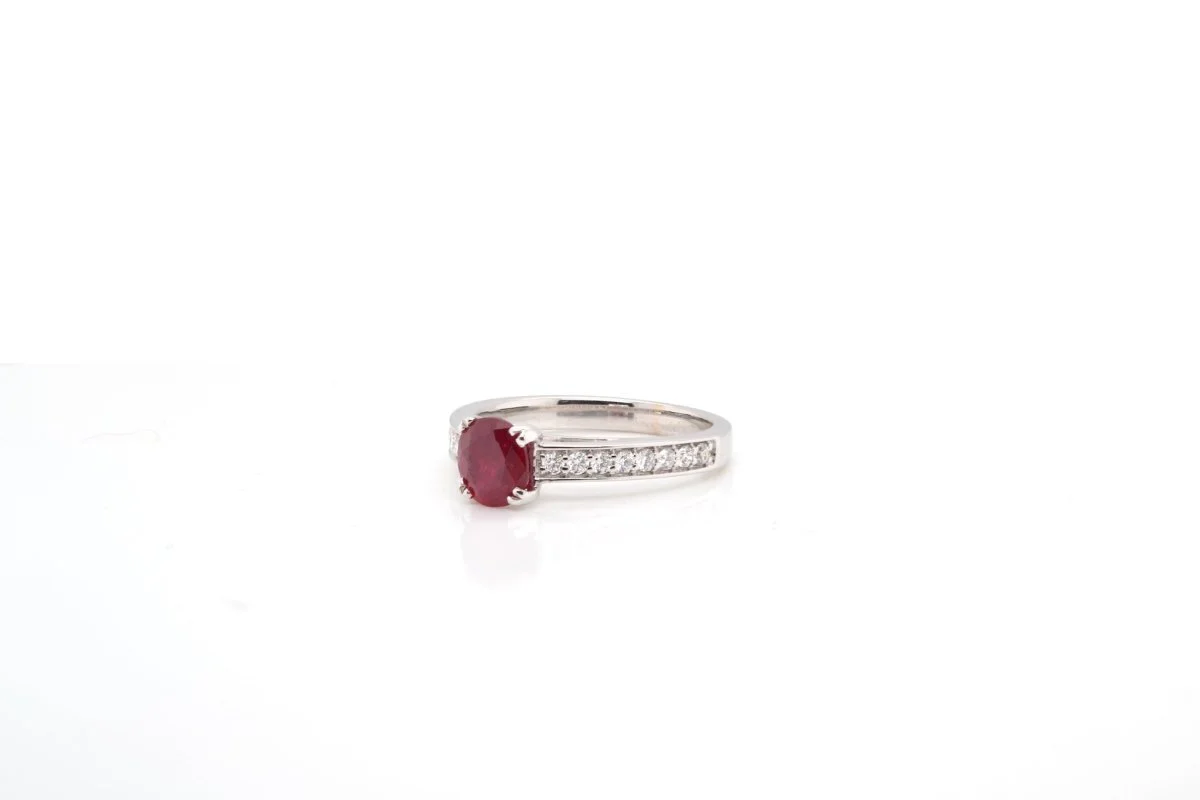 Bague solitaire rubis diamants en or blanc - Image 2