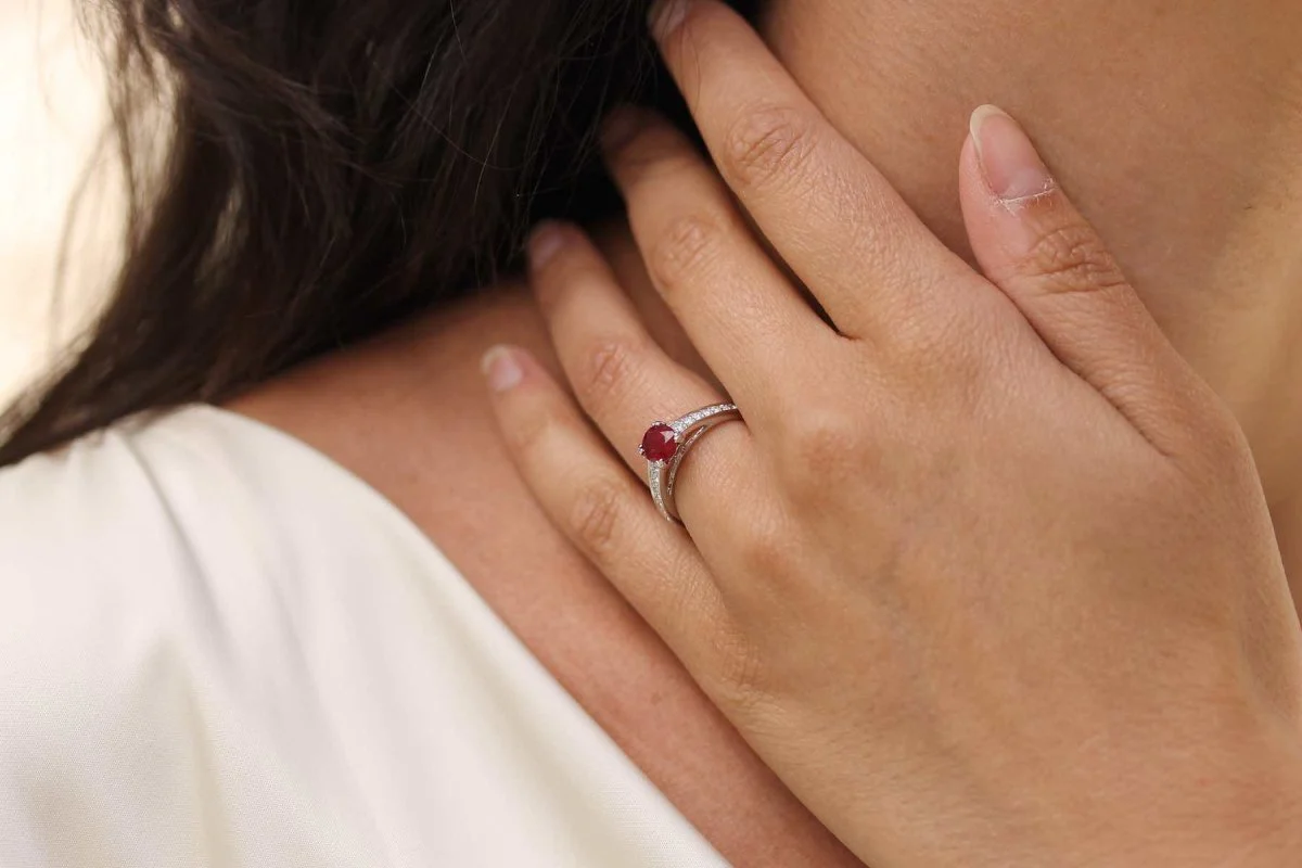 Bague solitaire rubis diamants en or blanc - Image 5