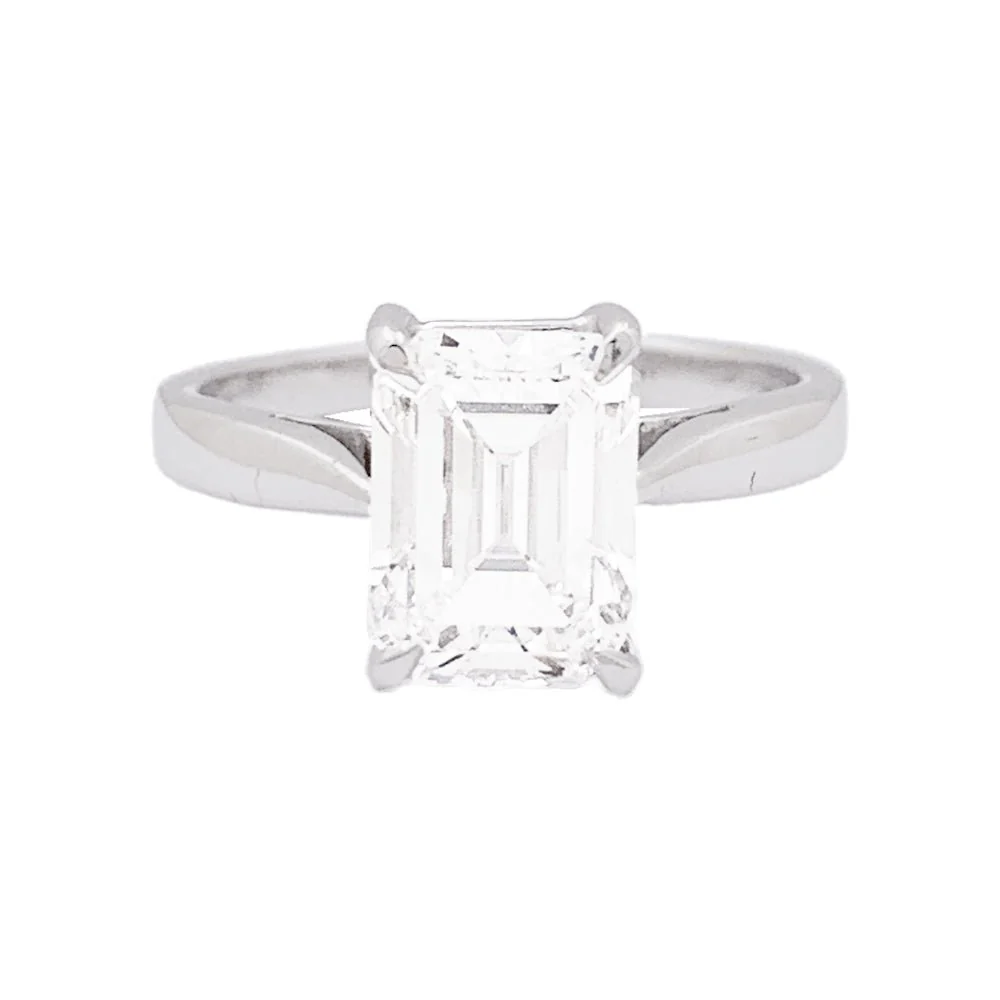 Bague solitaire en or blanc et diamants