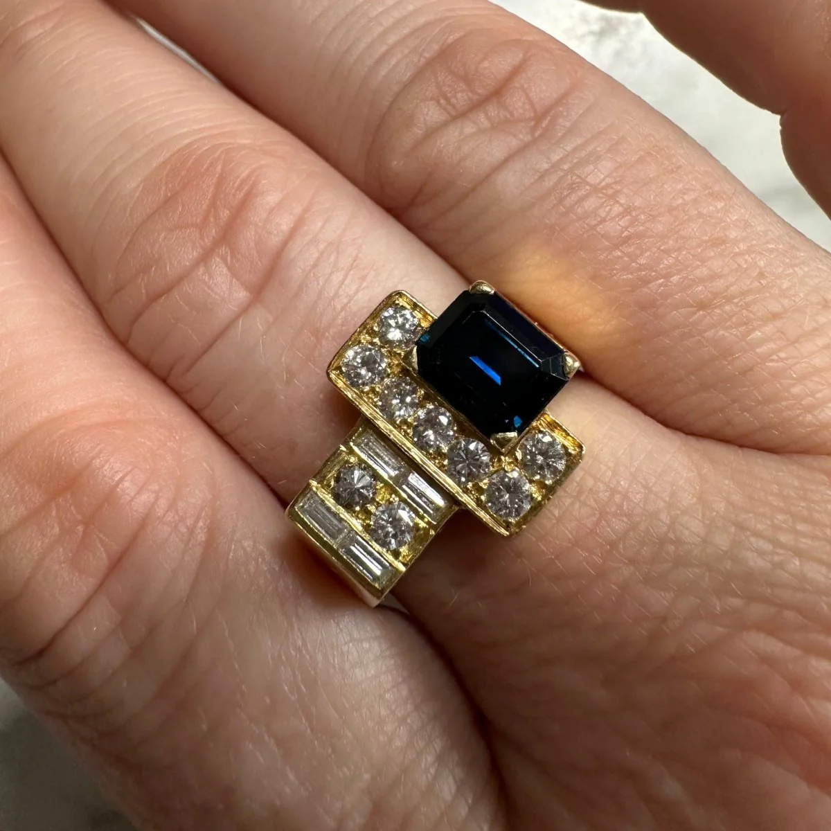 Bague Tank en or jaune, saphir et diamants - Image 2