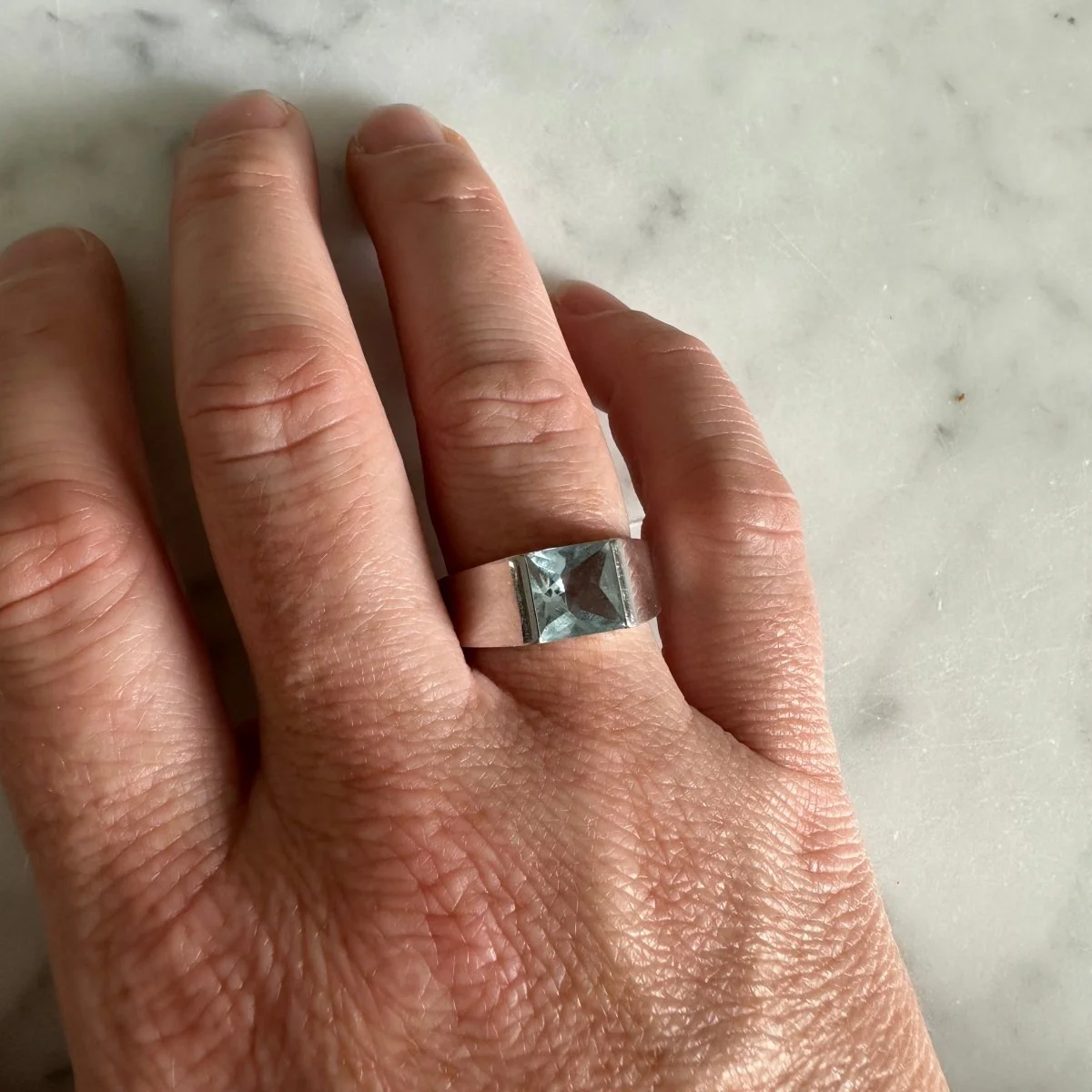 Bague CARTIER Tank en or gris et aigue-marine - Image 5
