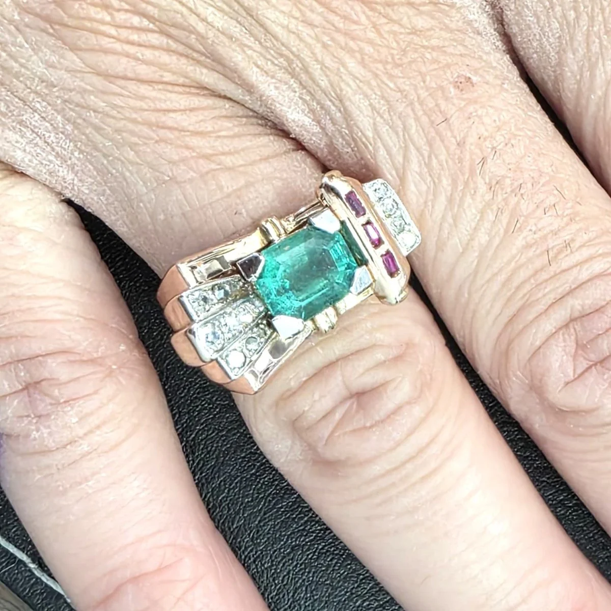 Bague Tank en or jaune, émeraude, rubis et diamants - Image 2