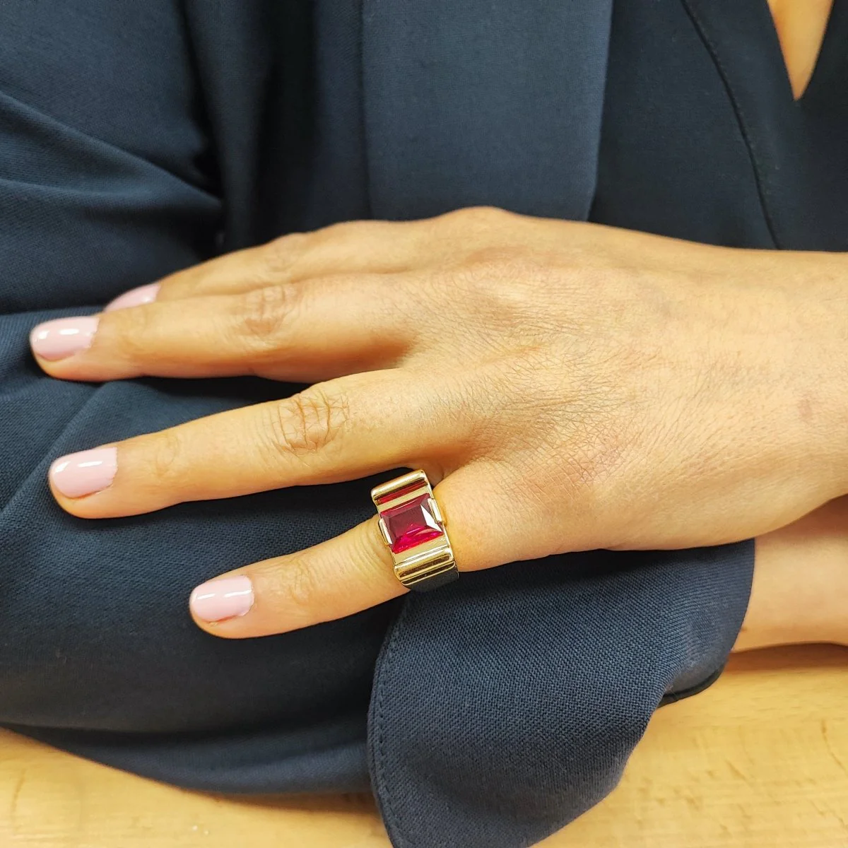 Bague Tank en or jaune et rubis - Image 2