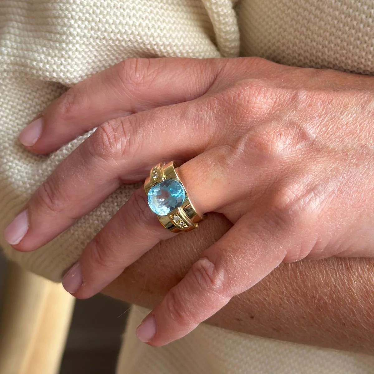 Bague Tank en or jaune et topaze bleue - Image 2