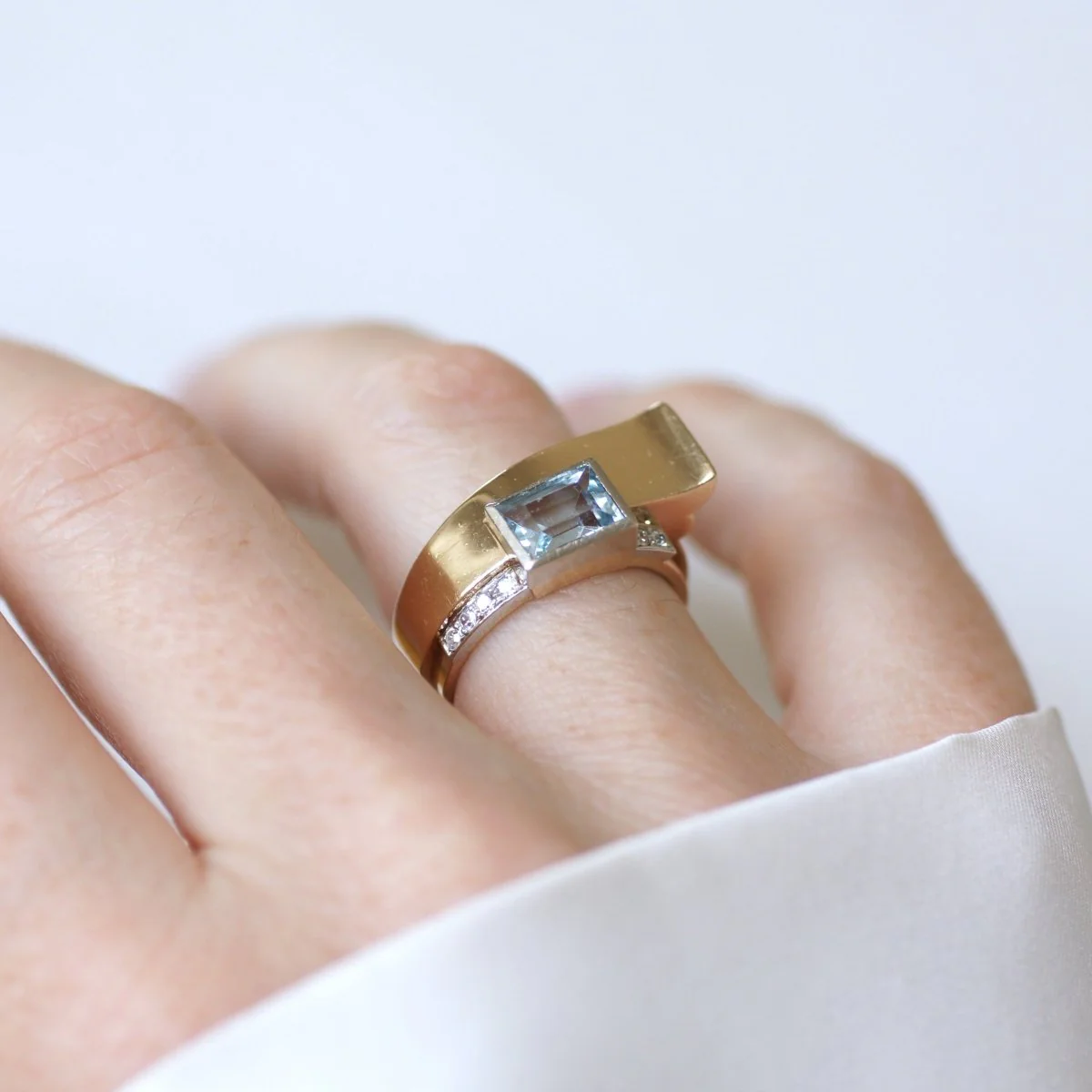Bague Tank en or jaune, platine, aigue-marine et diamants - Image 2