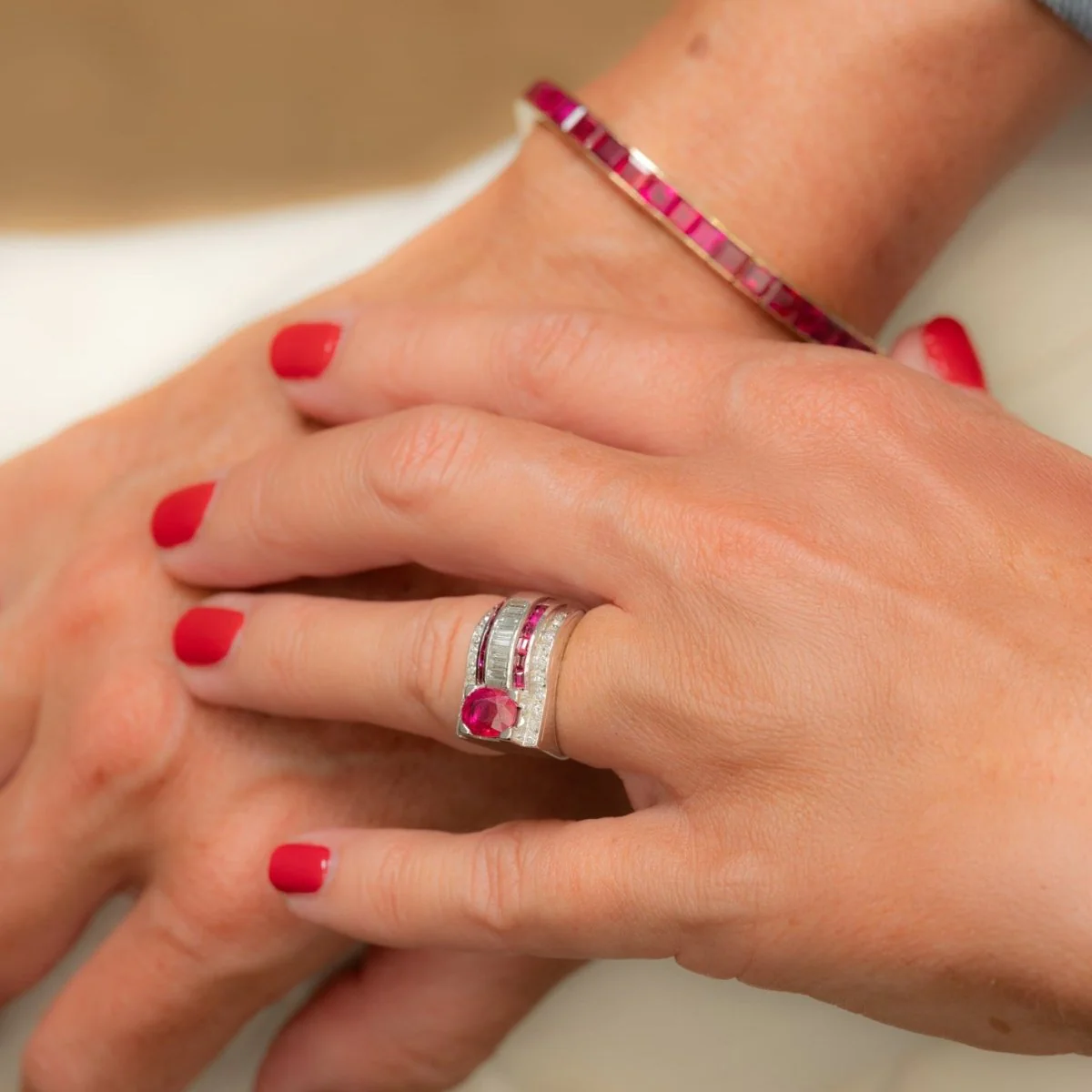 Bague Tank en platine, rubis et diamants - Image 2