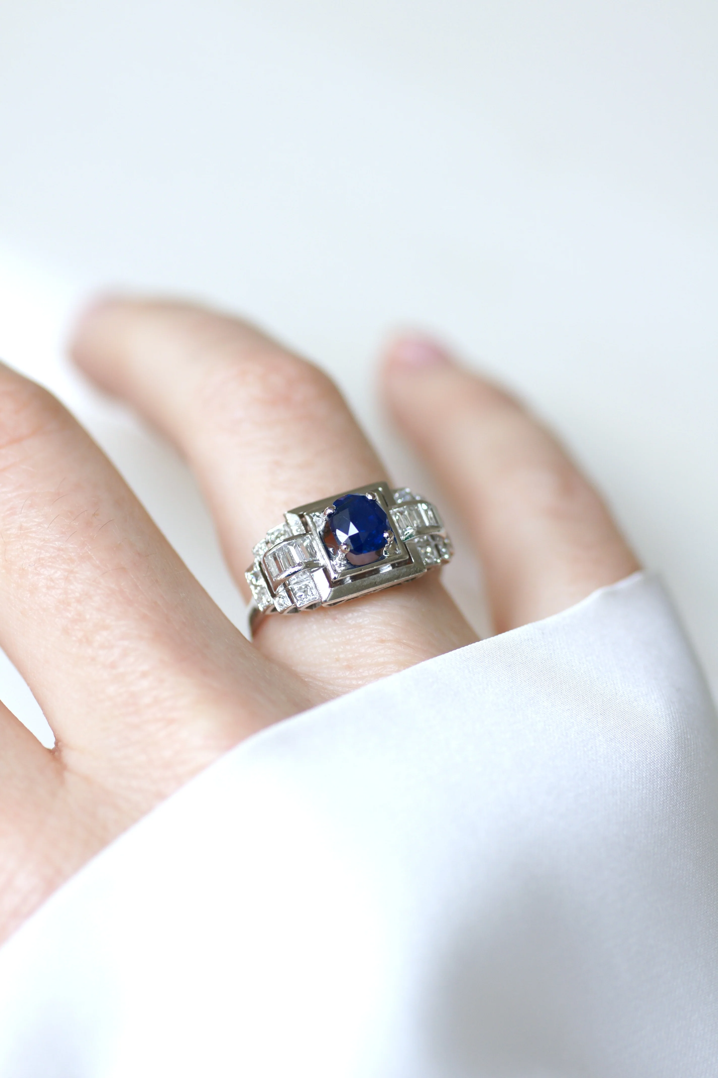 Bague Tank en platine, saphir et diamants - Image 2