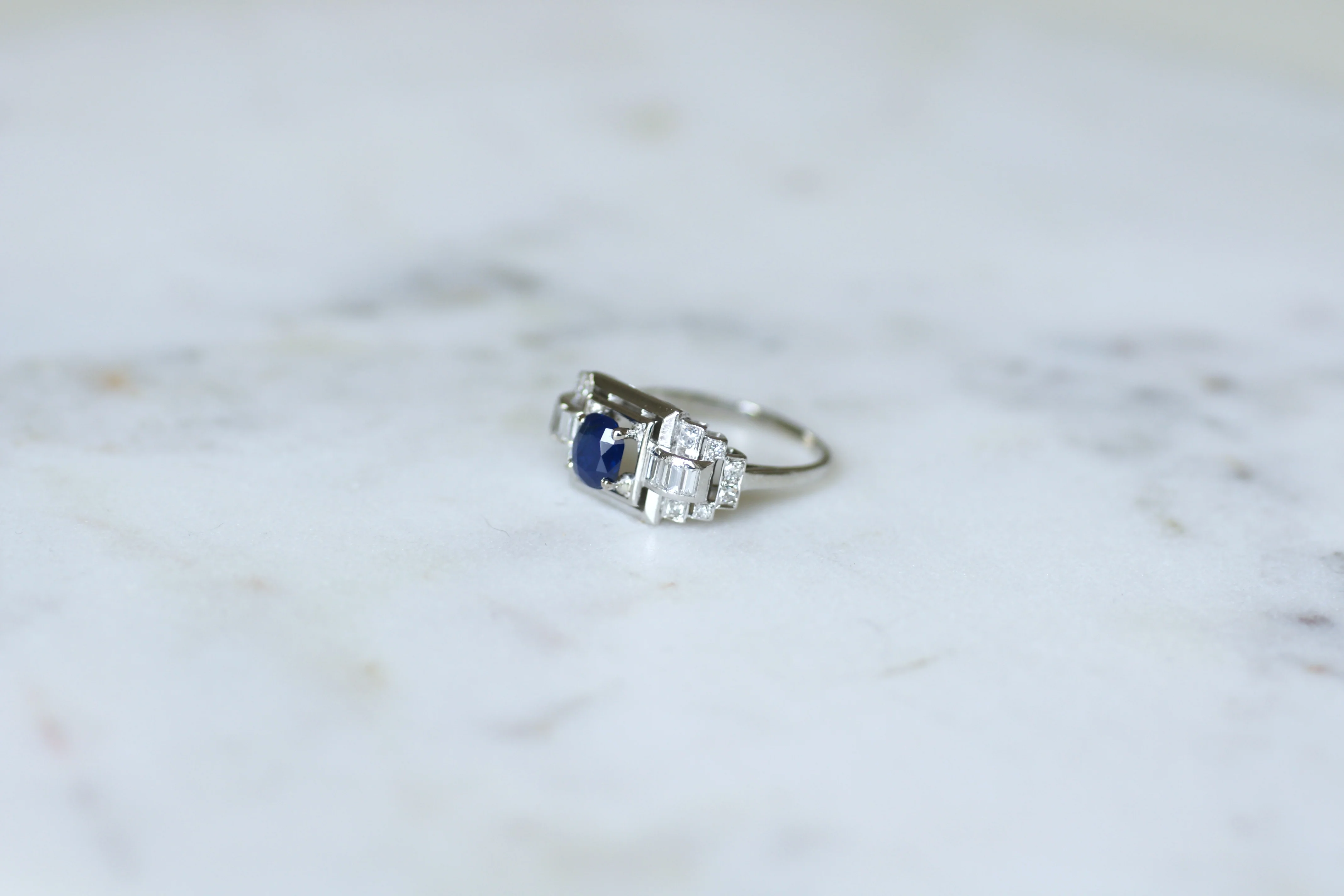 Bague Tank en platine, saphir et diamants - Image 3