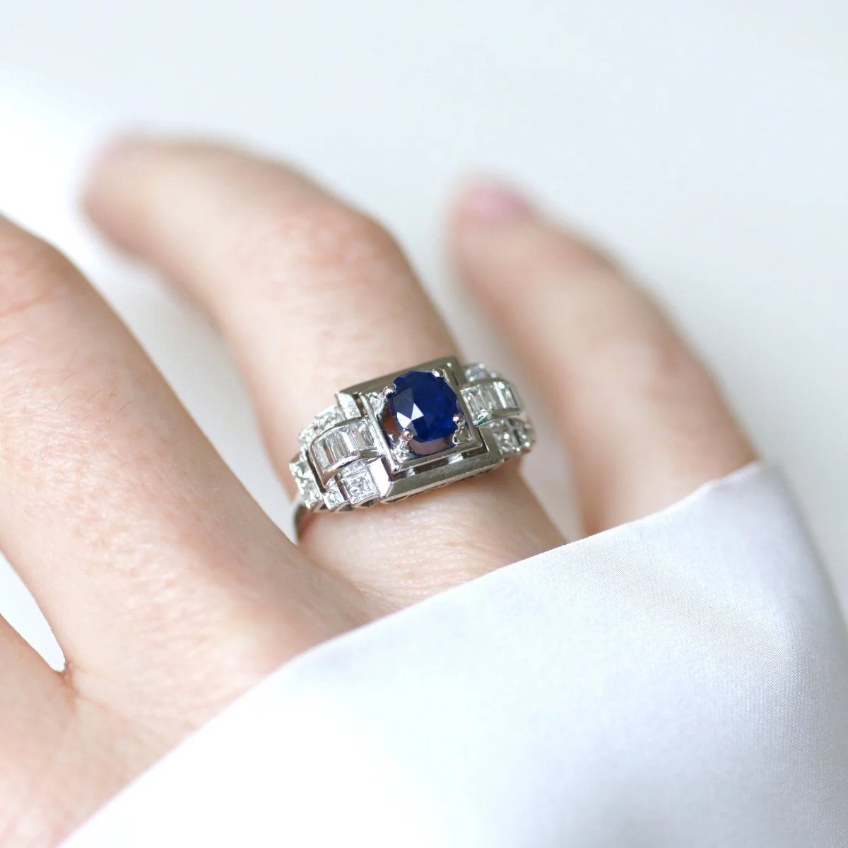 Bague Tank en platine, saphir et diamants - Image 7
