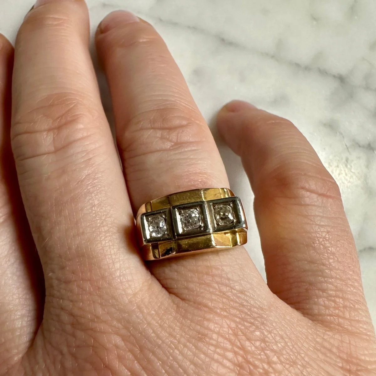 Bague Tank en or jaune, or blanc et diamants - Image 2