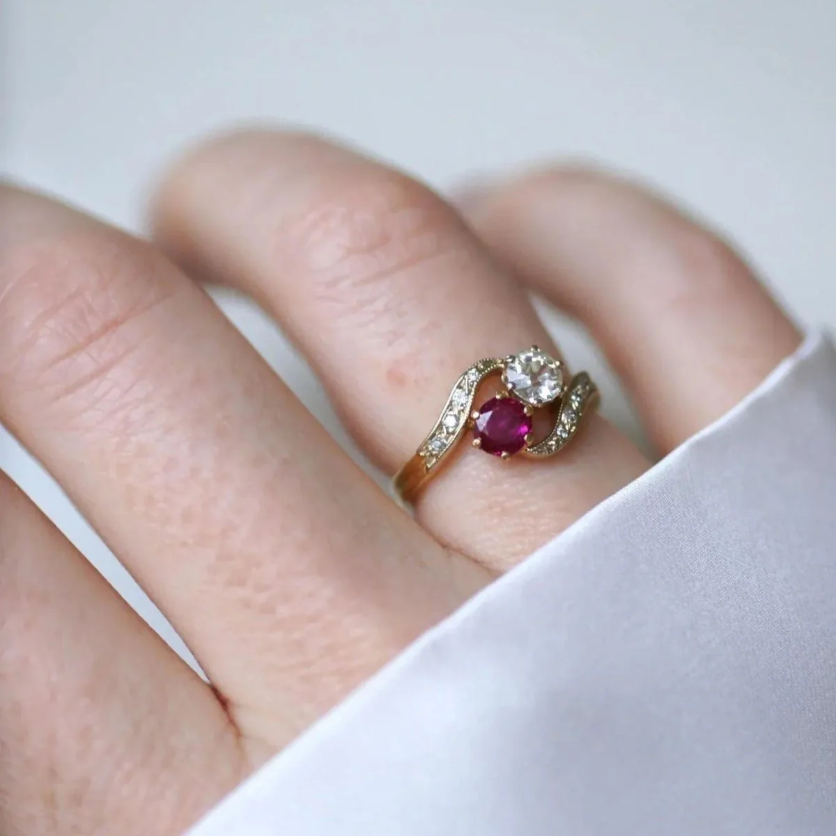 Bague Toi et Moi en or jaune, rubis et diamants - Image 2