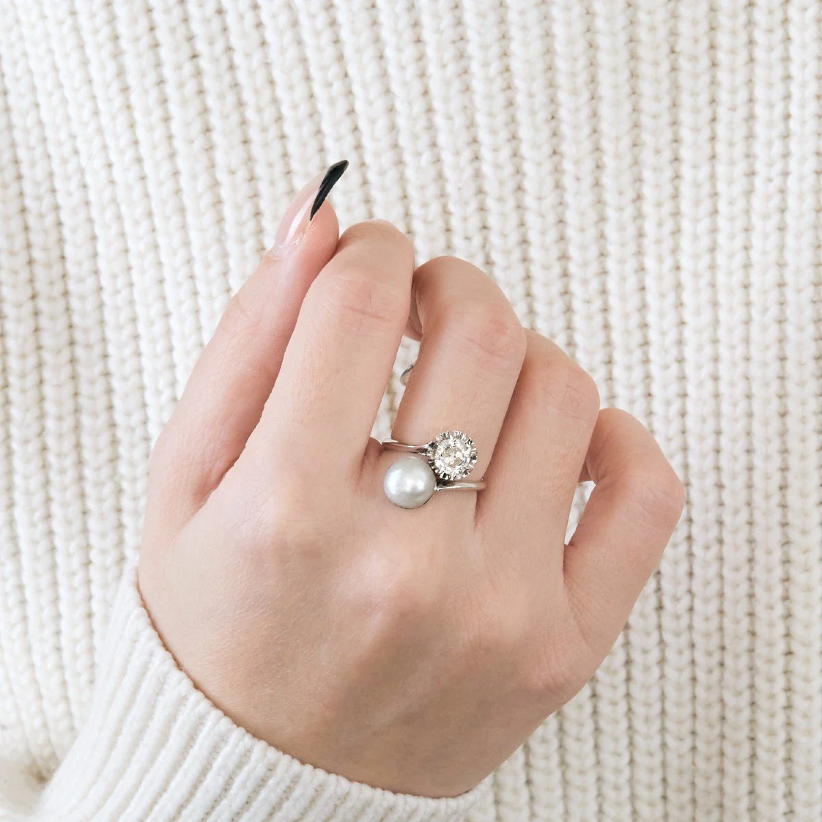 Bague Toi et Moi en or blanc, perle, et diamant - Image 2