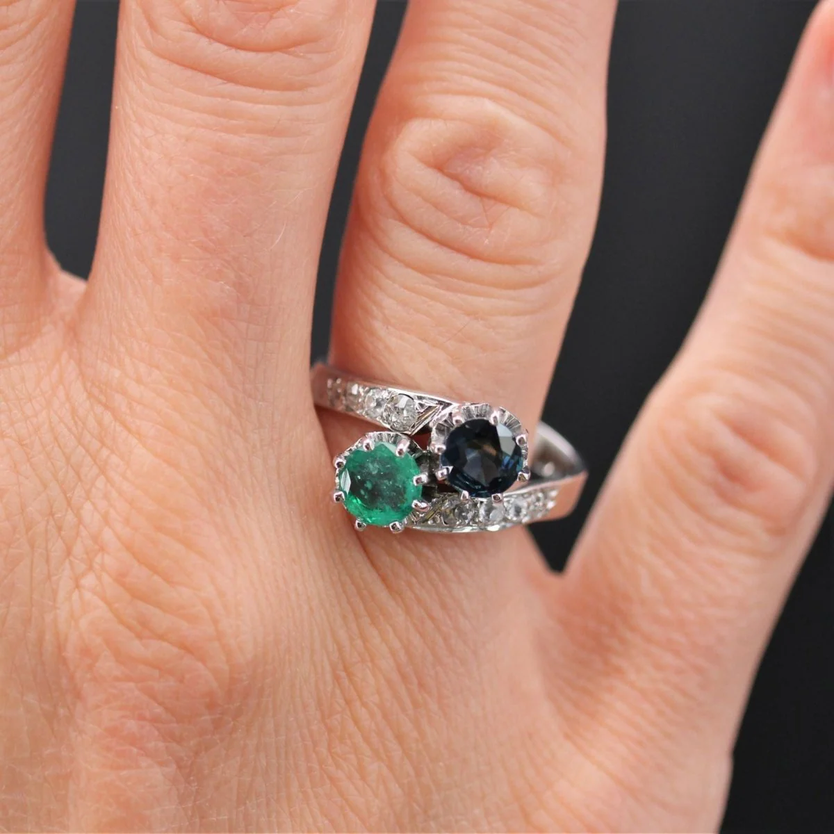 Bague Toi & Moi en or blanc, émeraude, saphir et diamants - Image 2