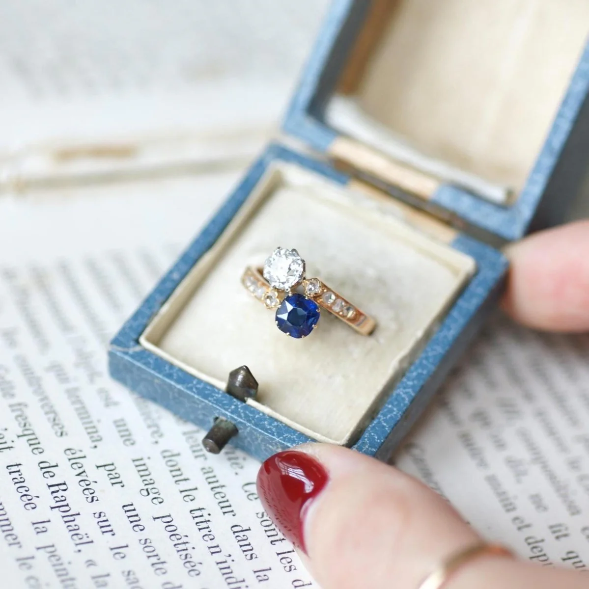 Bague Toi et Moi en or rose, platine, saphir, et diamant - Image 11