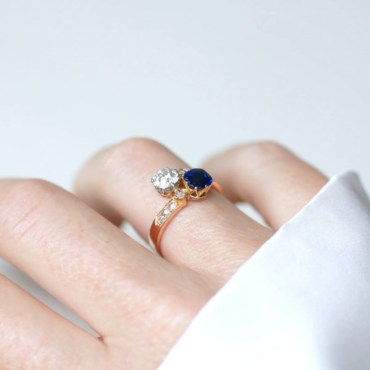 Bague Toi et Moi en or rose, platine, saphir, et diamant - Image 2