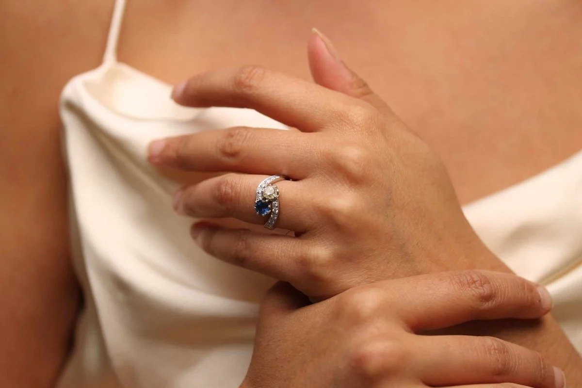 Bague Toi et Moi saphir et diamants en or blanc - Image 2