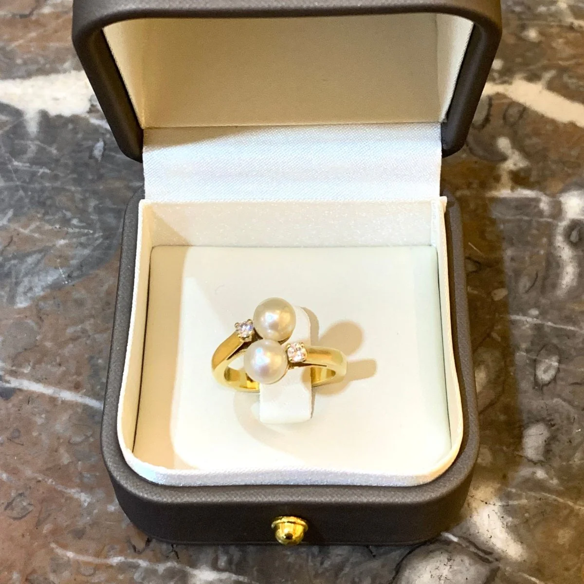 Bague Toi & Moi en or jaune, perles et diamants - Image 4