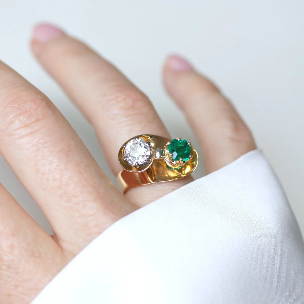 Bague Toi & Moi en or jaune, platine, émeraude et diamants - Image 2