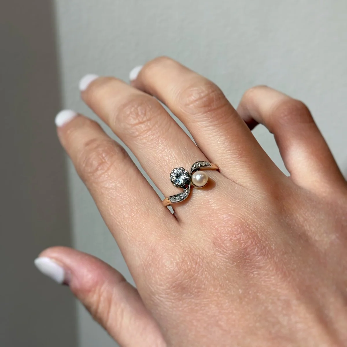 Bague Toi & Moi en or jaune, platine, perle, et diamants - Image 2