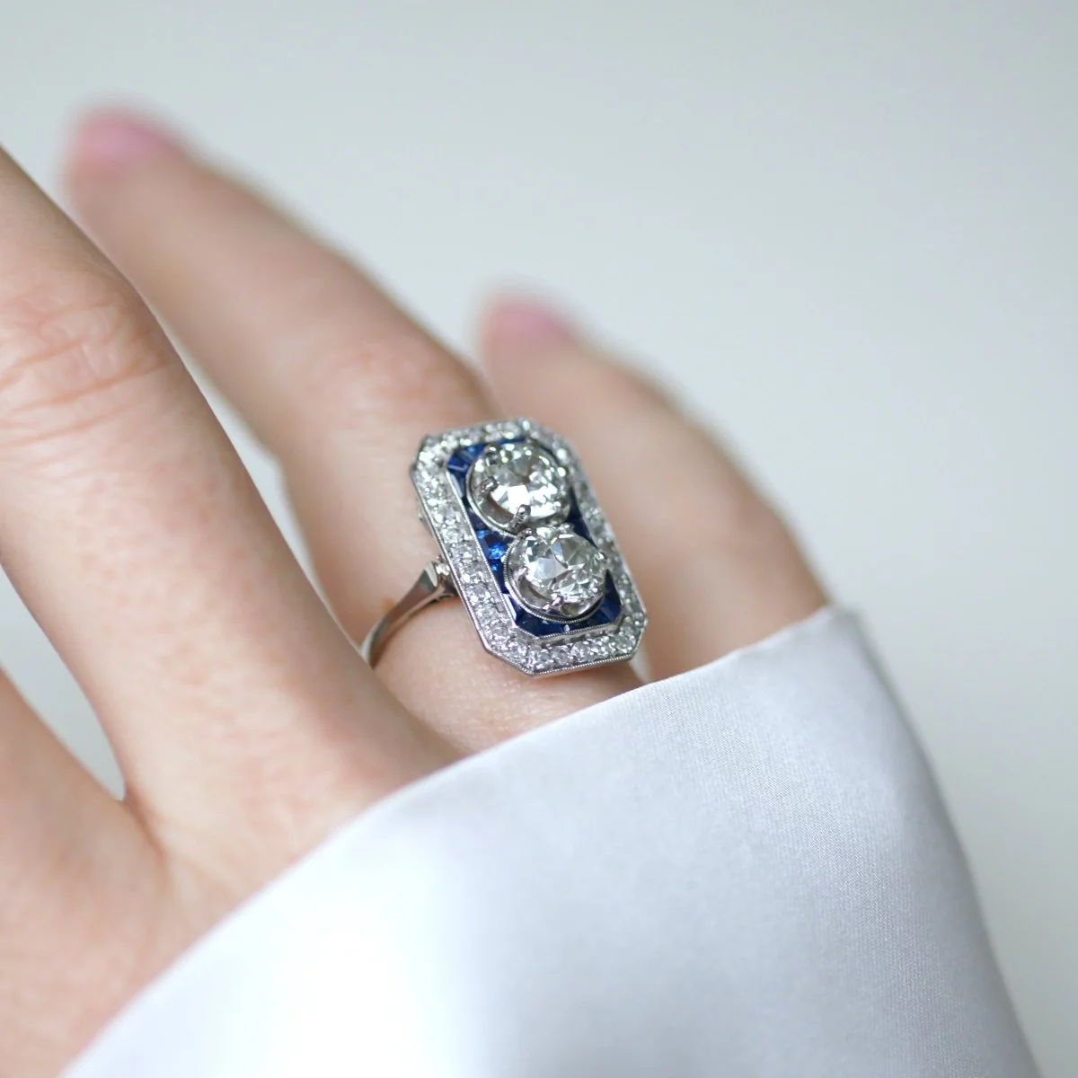 Bague Toi & Moi en platine, saphirs et diamants - Image 2
