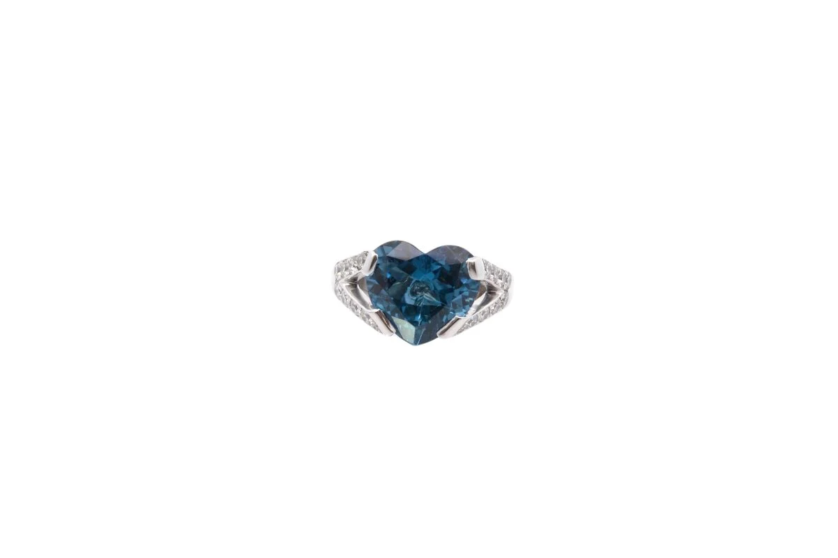 Bague en or blanc, topaze bleue et diamants