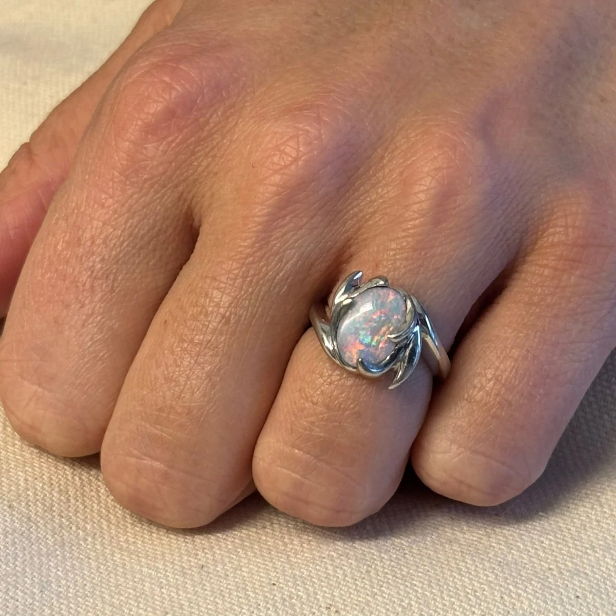 Bague Cocktail en or blanc et opale - Image 2