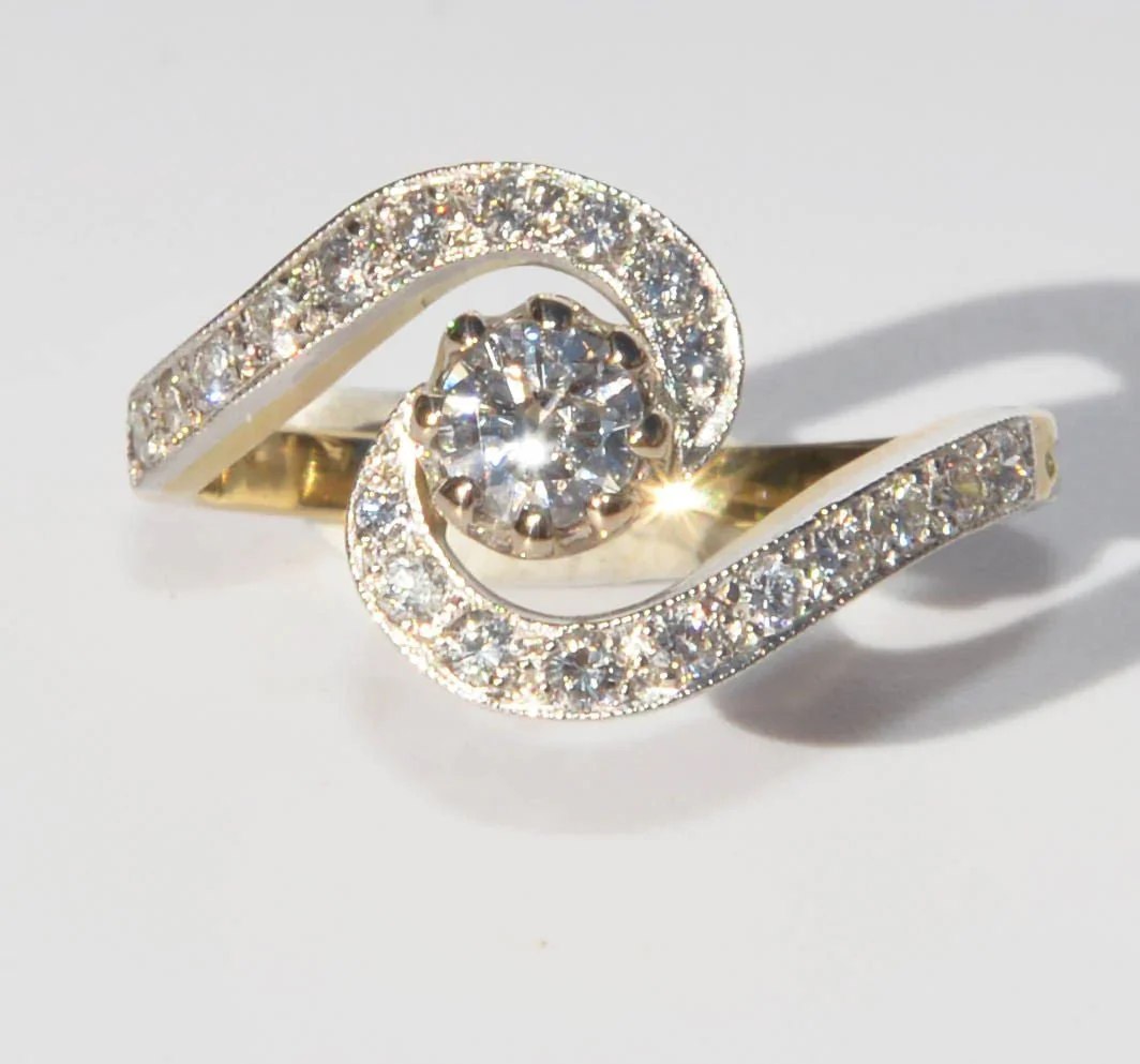Bague tourbillon en or jaune et platine et diamants - Image 2