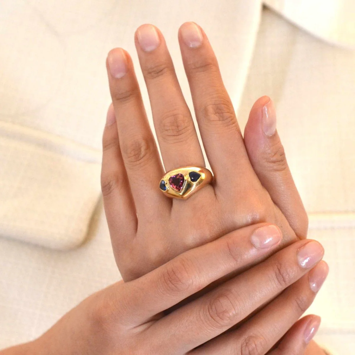 Bague Jonc en or jaune, tourmaline et saphirs - Image 2