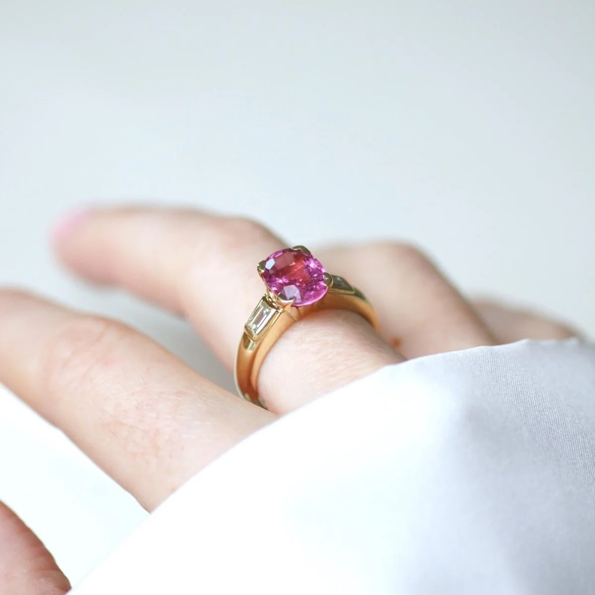 Bague Solitaire en or jaune, tourmaline rose et diamants - Image 2