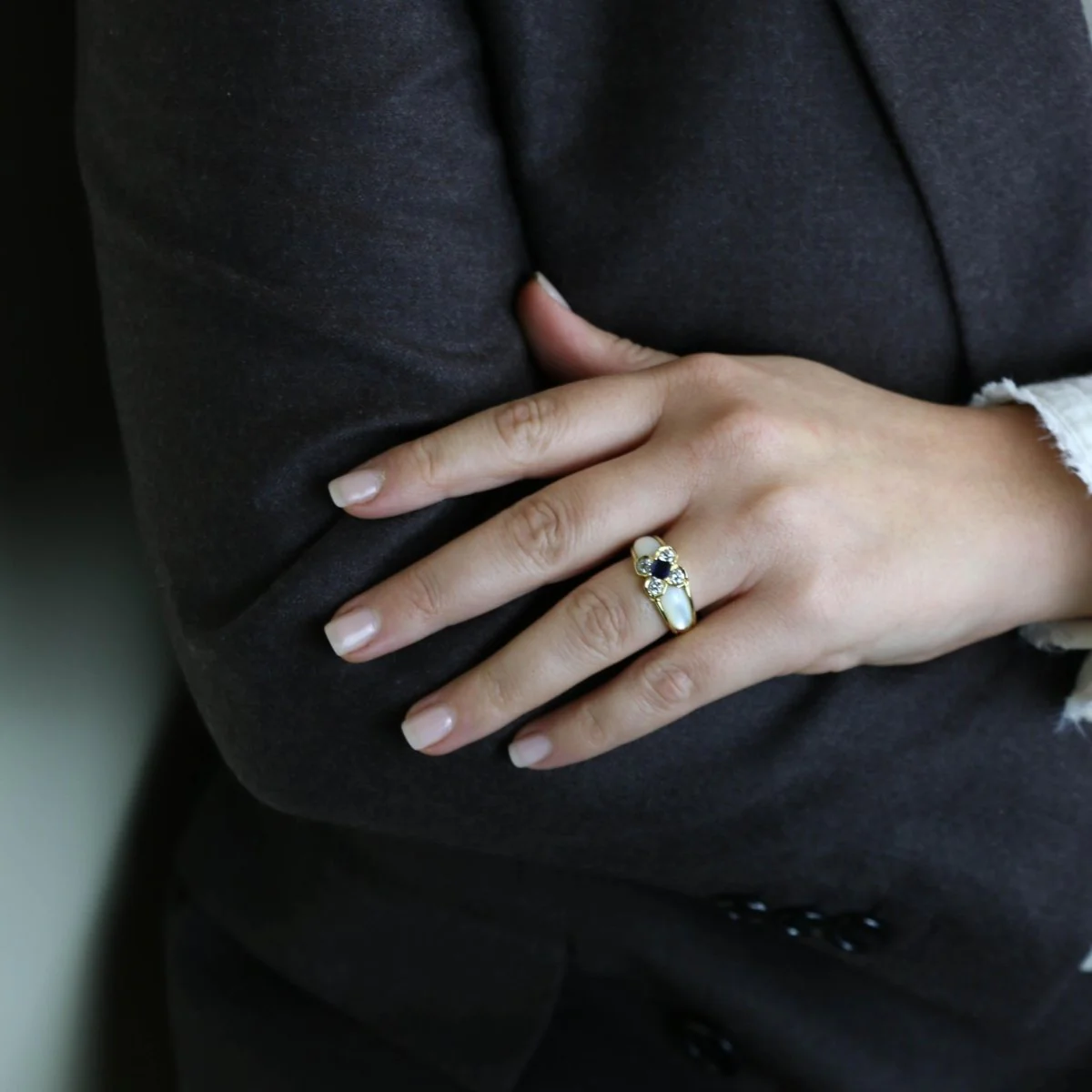 Bague Marguerite en or jaune, nacre, saphir et diamants - Image 2