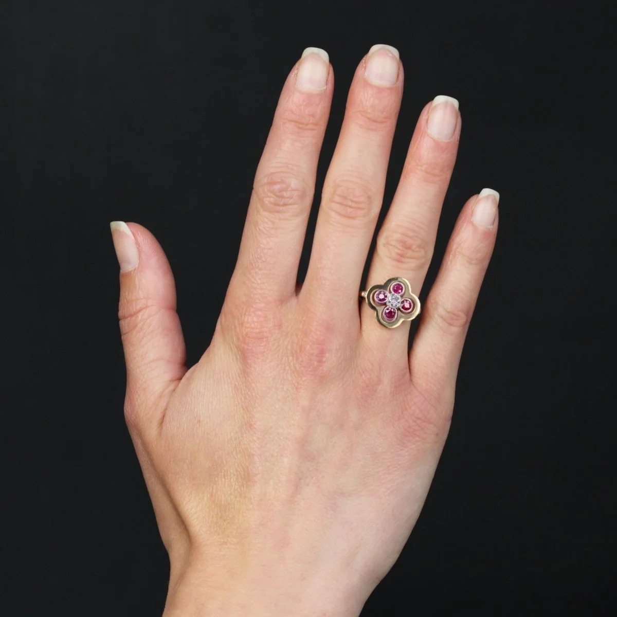 Bague Marguerite en or jaune, platine, rubis et diamants - Image 2