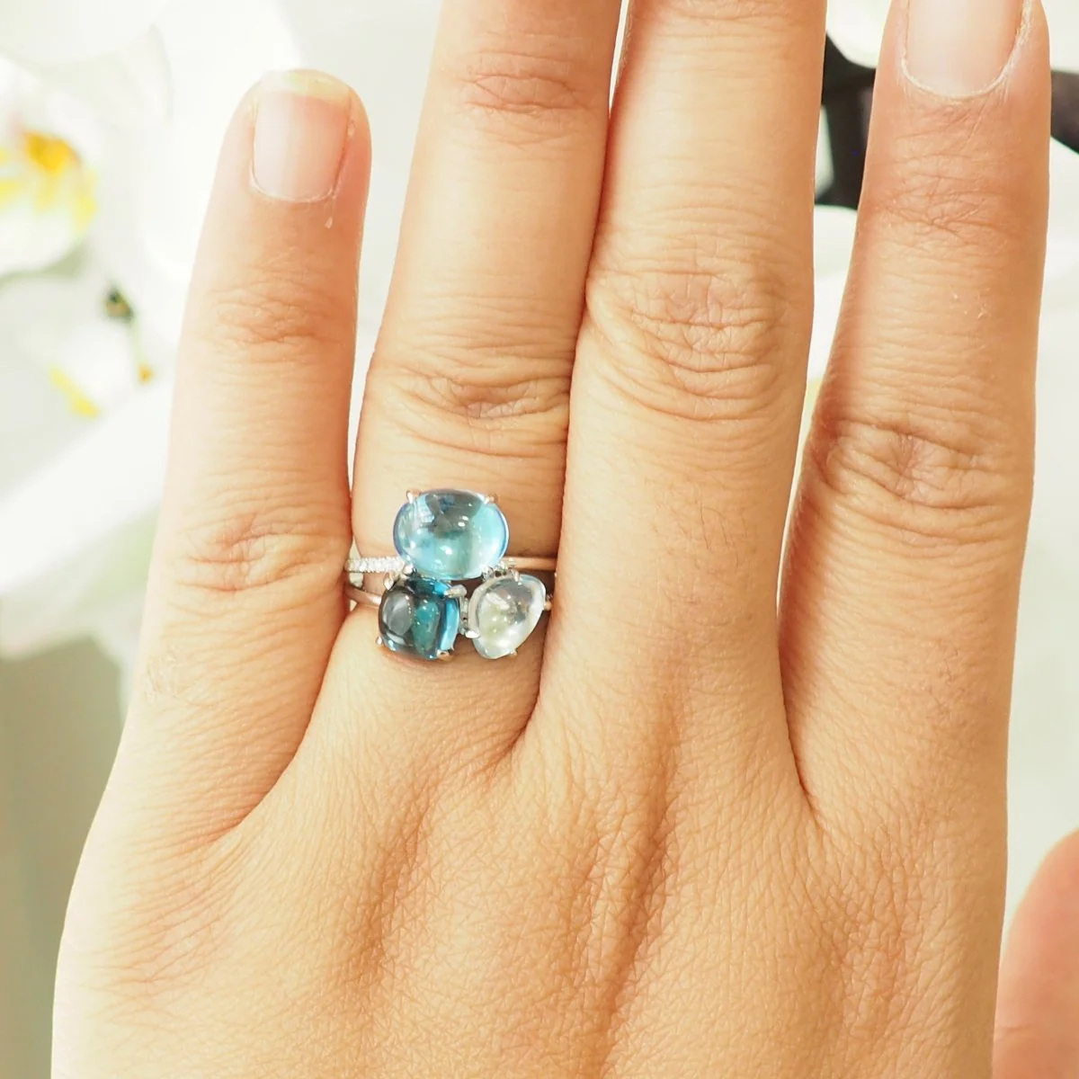 Bague Trilogie en or blanc, aigue-marine, topazes et diamants - Image 2
