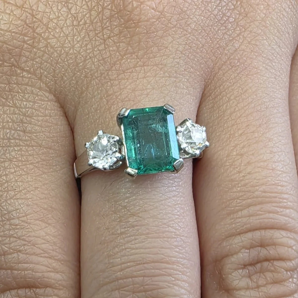 Bague Trilogie en or blanc, émeraude et diamants - Image 2