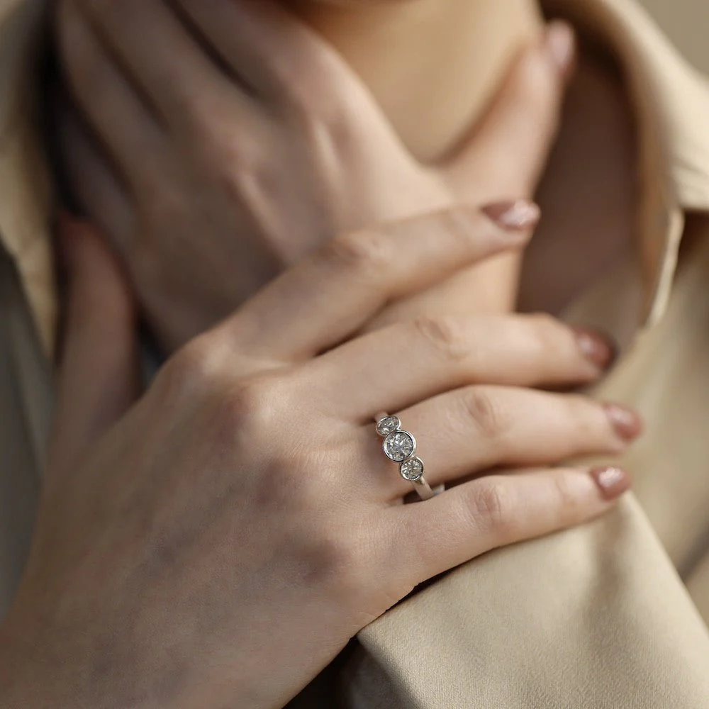Bague en or gris et diamants - Image 2