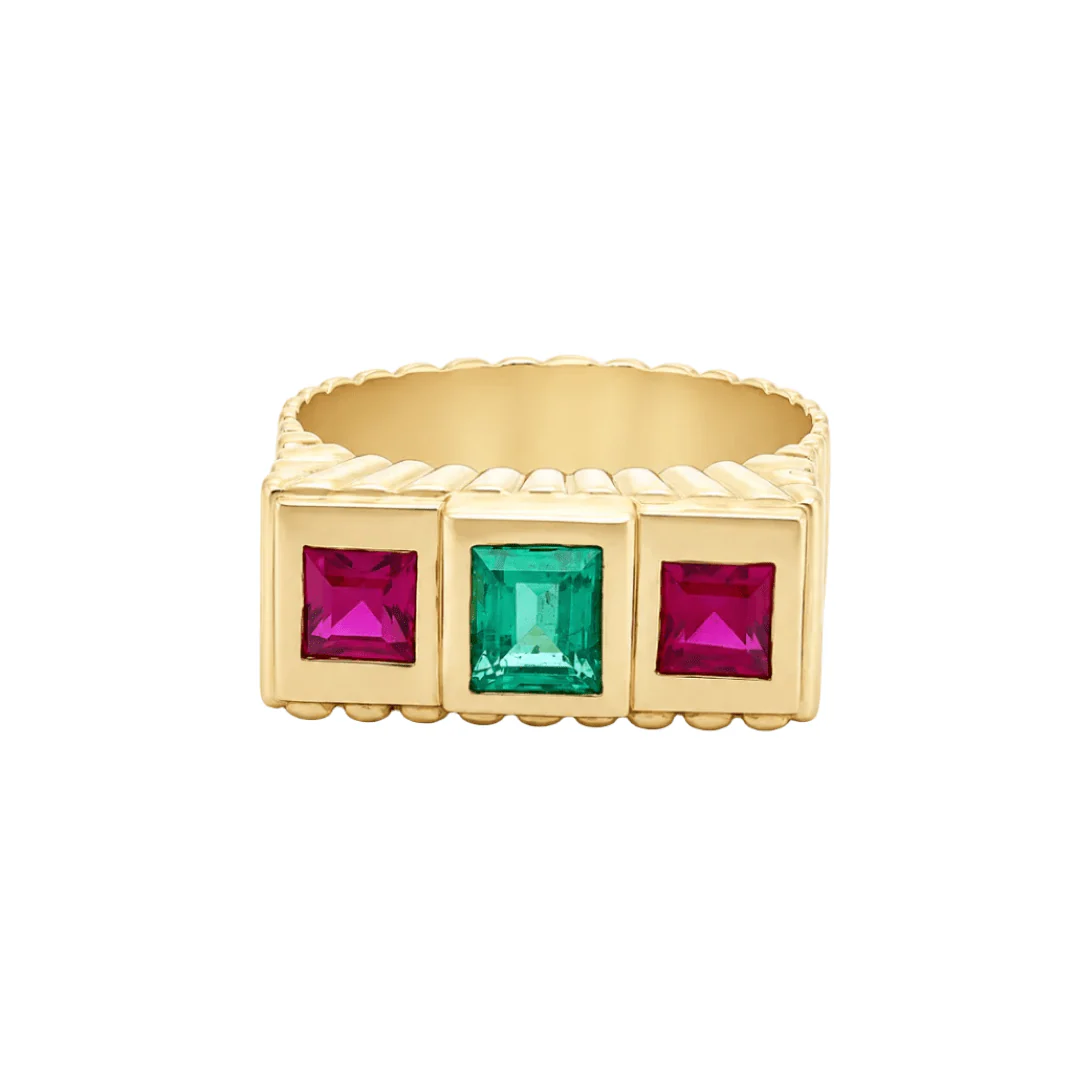 Bague Trilogie en or jaune, émeraudes et rubis