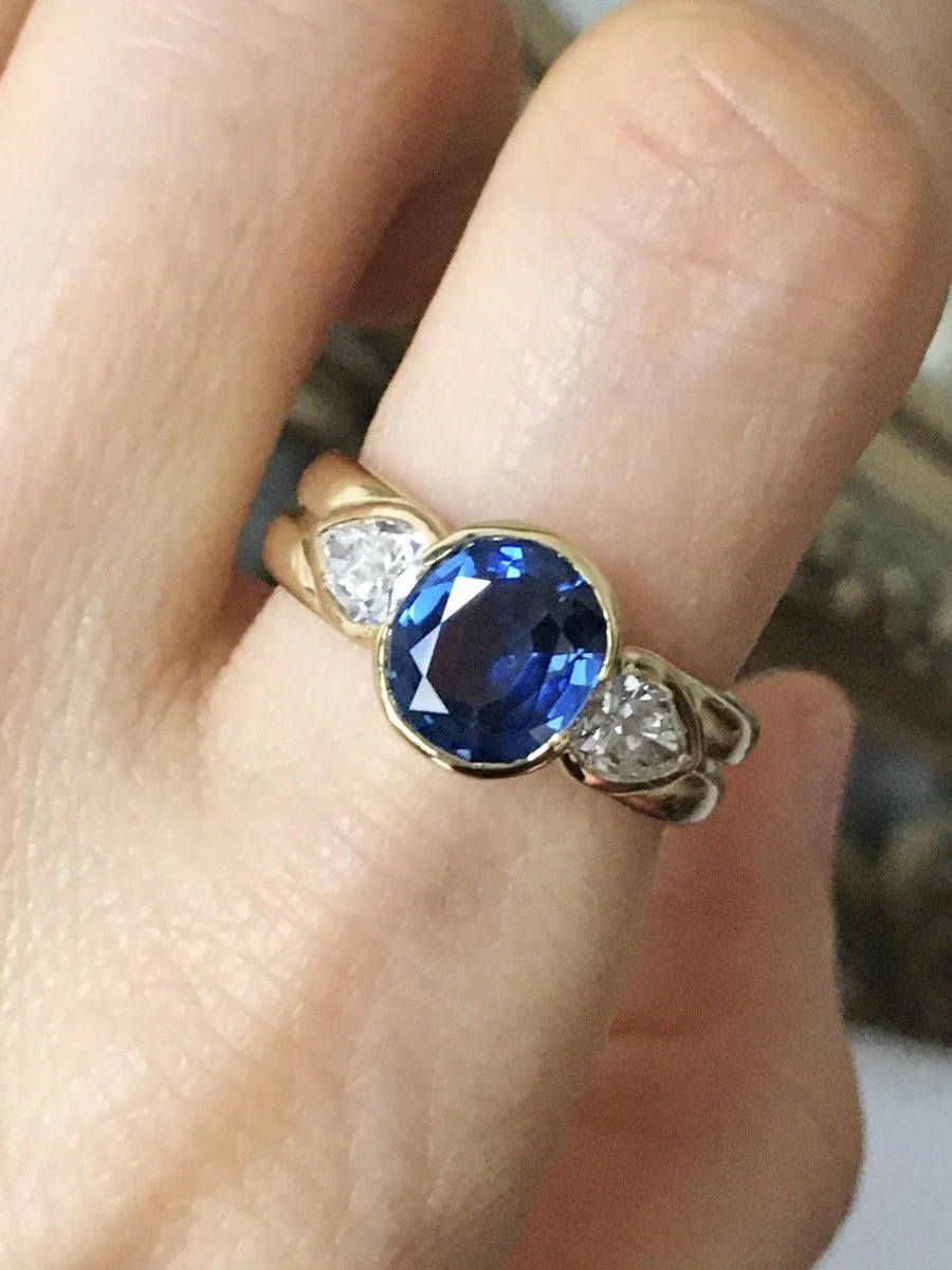 Bague Trilogie en or jaune, saphir et diamants - Image 12