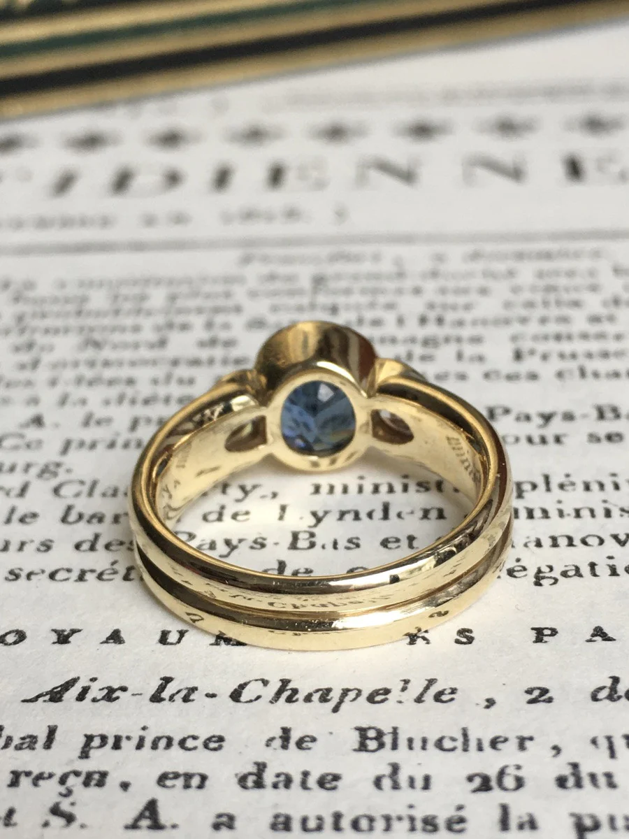 Bague Trilogie en or jaune, saphir et diamants - Image 8