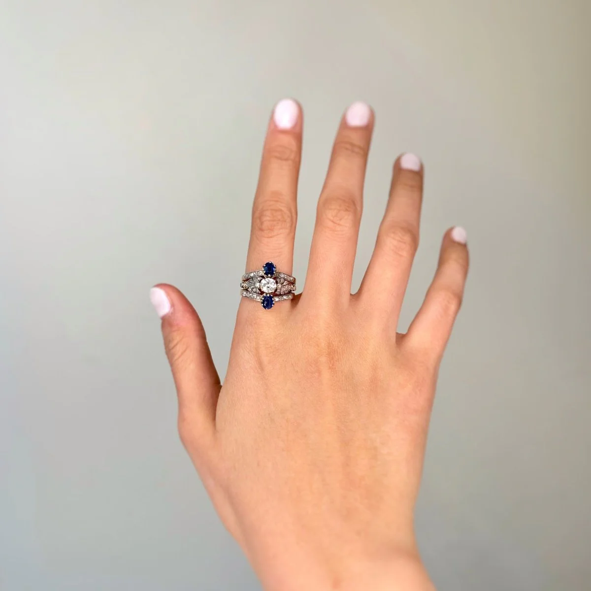 Bague Trilogie en or rose, argent, saphirs et diamants - Image 2
