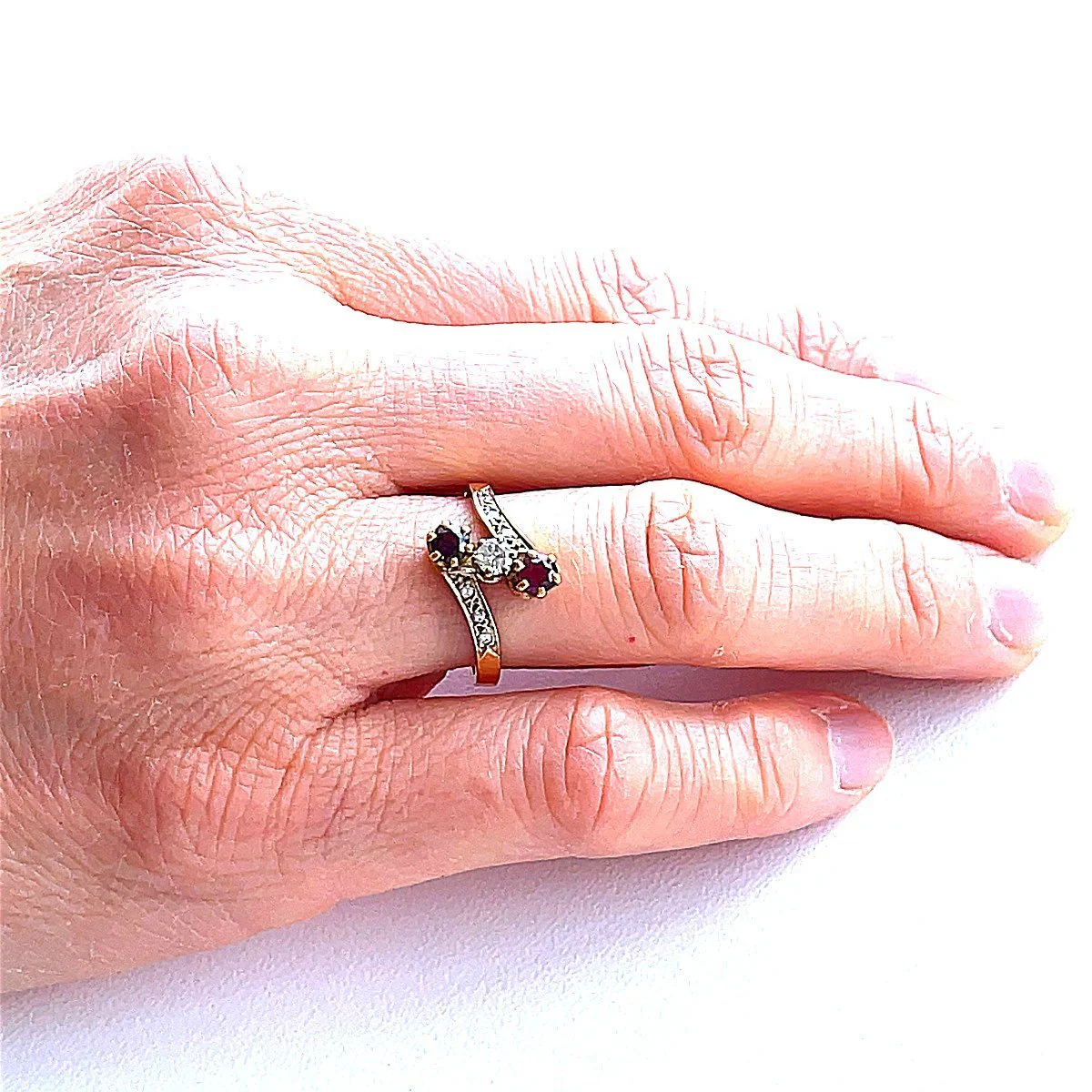 Bague Trilogie en or jaune, rubis, et diamants - Image 2