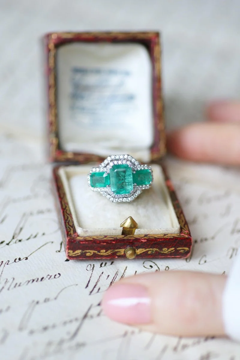 Bague Trois Emeraudes et Diamants sur Or Blanc - Image 7
