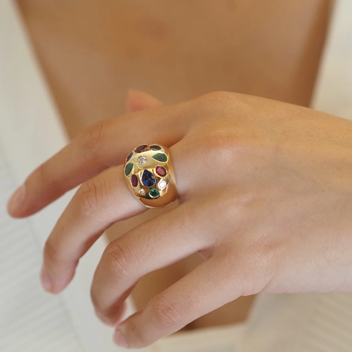 Bague Dôme en or jaune, émeraudes, rubis, saphirs, tourmaline et diamants - Image 2