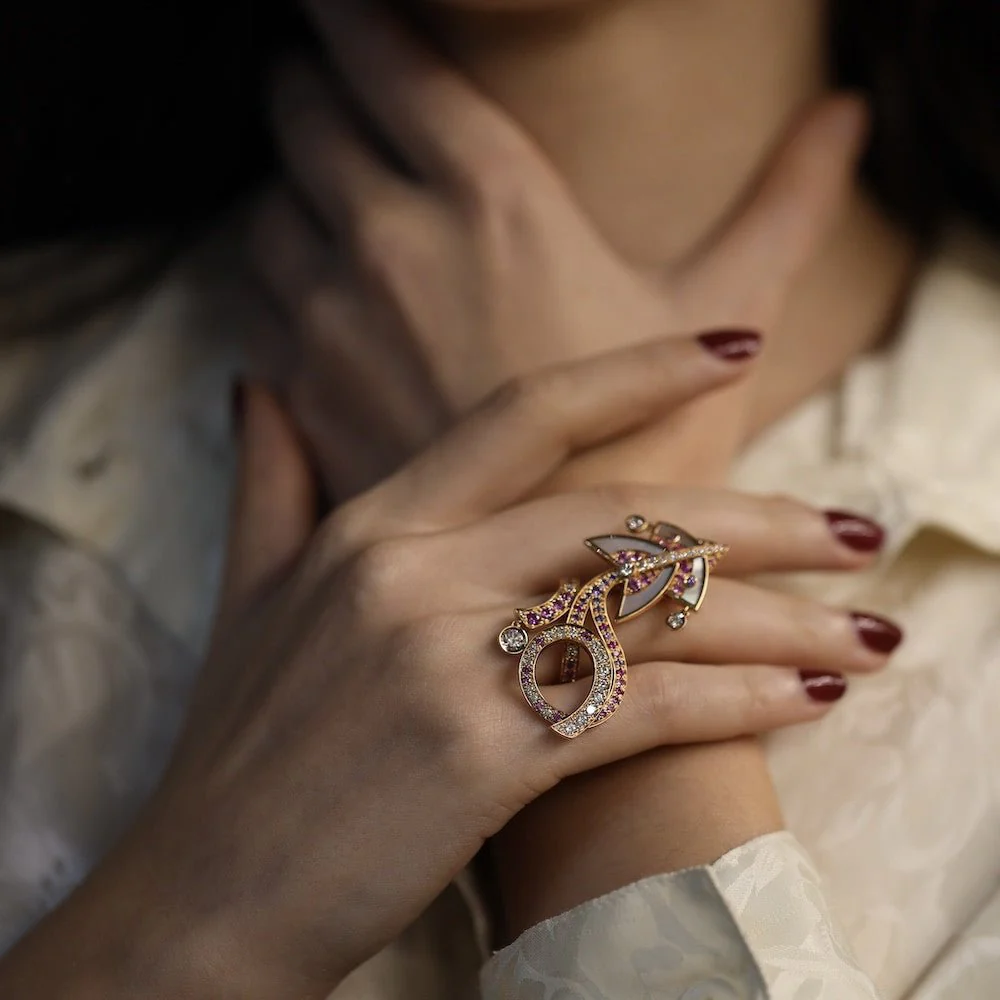 Bague VAN CLEEF & ARPELS "Cerf volant" en or rose, nacre, saphirs et diamants - Image 2
