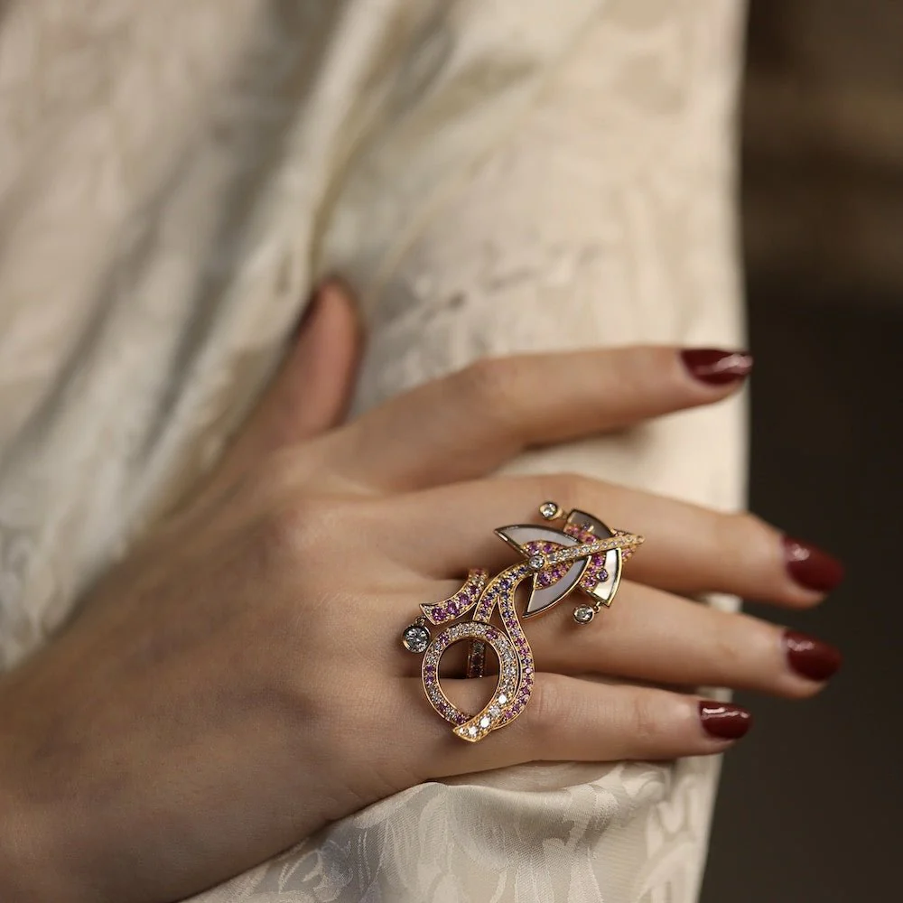 Bague VAN CLEEF & ARPELS "Cerf volant" en or rose, nacre, saphirs et diamants - Image 7