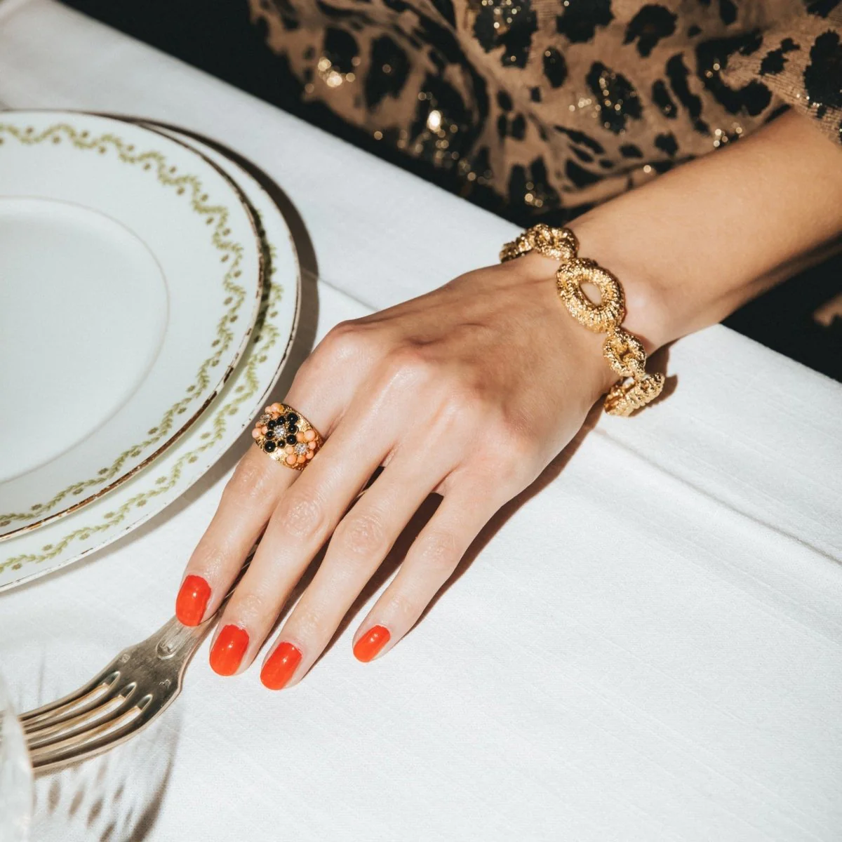 Bague Bandeau VAN CLEEF & ARPELS en or jaune, corail, onyx et diamants - Image 2