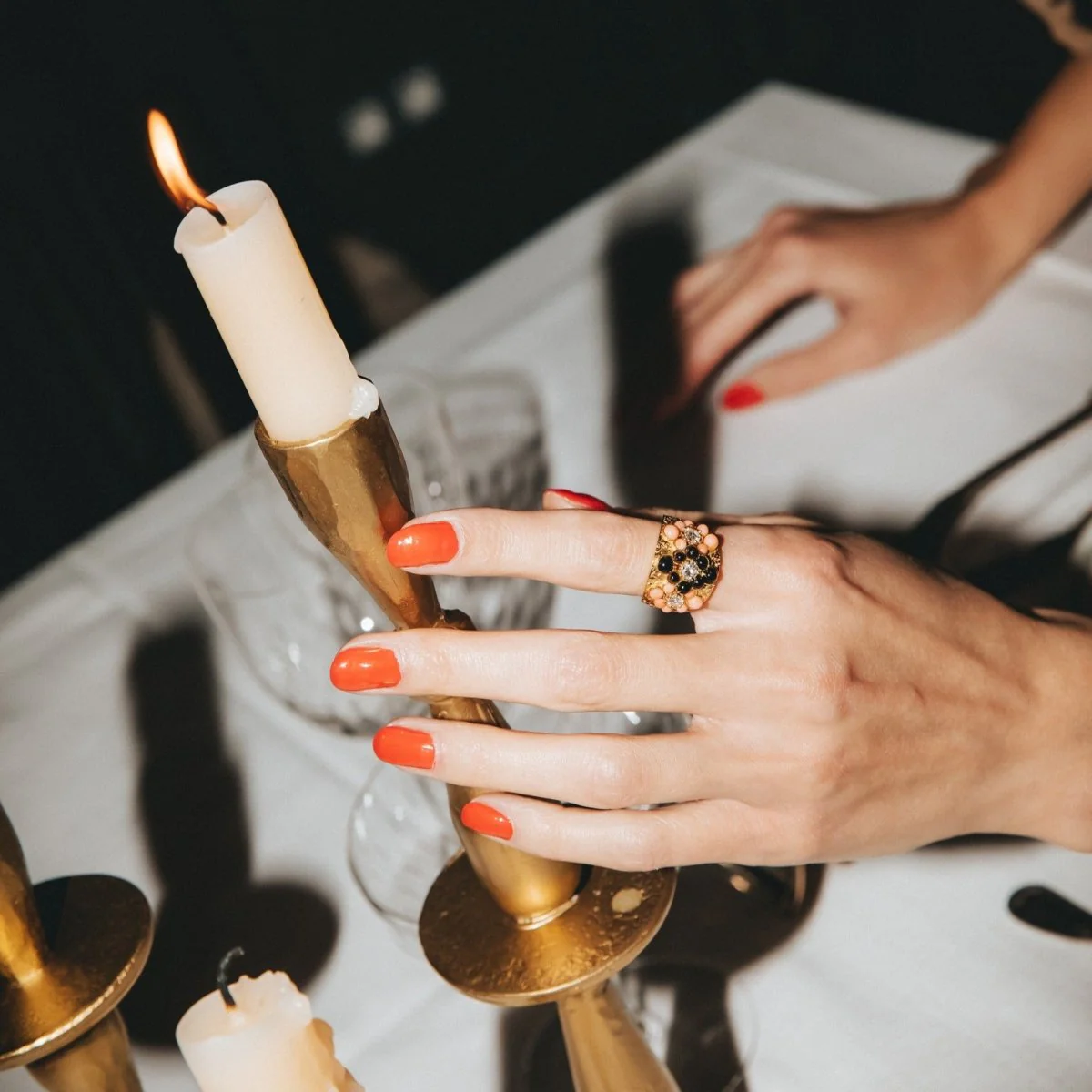 Bague Bandeau VAN CLEEF & ARPELS en or jaune, corail, onyx et diamants - Image 7